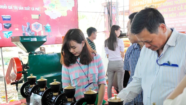 Giới thiệu sản phẩm tại lễ hội cà-phê Tây Nguyên. Ảnh: HẢI NAM