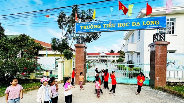 Trẻ em đến trường ở xã Đam Rông 4.