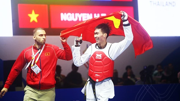 Huy chương vàng lịch sử của Nguyễn Hồng Trọng (54 kg nam).