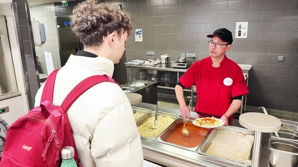 Bữa ăn giá rẻ tại một trường đại học của Pháp. Ảnh: FTV