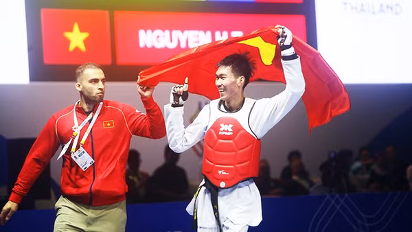 Huy chương vàng lịch sử của Nguyễn Hồng Trọng (54 kg nam).