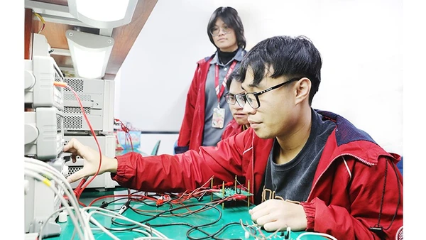 Một trong những đột phá quan trọng của Nghị quyết là đặt con người, trước hết là đội ngũ nhà giáo, giảng viên vào vị trí trung tâm của chiến lược phát triển nhân lực chất lượng cao. Ảnh: ANH QUÂN