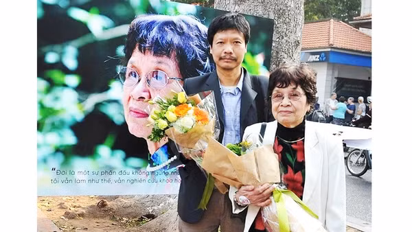 Đạo diễn Trần Việt Văn và mẹ - PGS, TS Lê Thị Đức Hạnh.