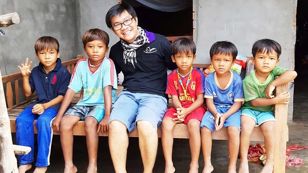 Châu Thành Toàn cùng những em nhỏ có hoàn cảnh khó khăn.