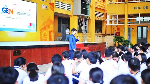 Học sinh Trường THPT Ten Lơ Man (phường Bến Thành) sinh hoạt về nội dung an toàn trên không gian mạng. Ảnh: BÁO PHỤ NỮ