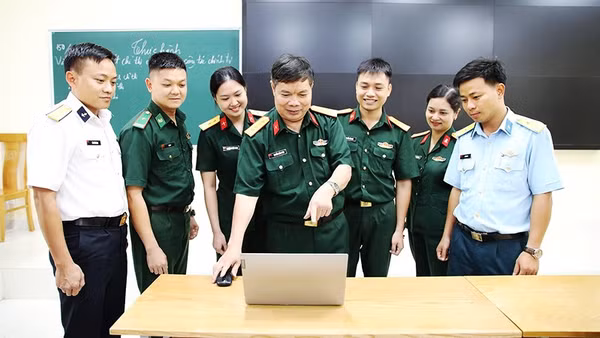 Đại tá Nguyễn Hồng Vĩnh, giảng viên Khoa Công tác Đảng, công tác chính trị (đứng giữa) triển khai triết lý giáo dục đào tạo mới của Học viện.