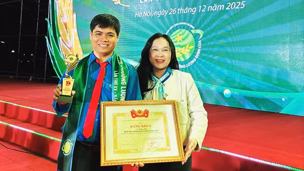 Anh Tài nhận Giải thưởng Lương Định Của do Trung ương Đoàn TNCS Hồ Chí Minh trao tặng.