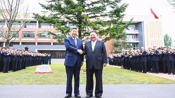 Hai nhà lãnh đạo Trung Quốc (bên trái) và Triều Tiên gặp gỡ tại Bình Nhưỡng. Ảnh: XINHUA