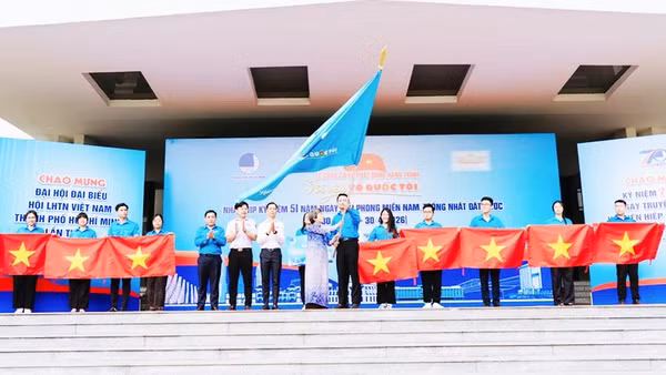 Lễ chào cờ “Tôi yêu Tổ quốc tôi” và phát động hành trình “Tôi yêu Tổ quốc tôi”