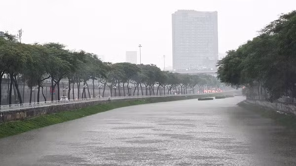 Mưa dông. Ảnh: SONG ANH