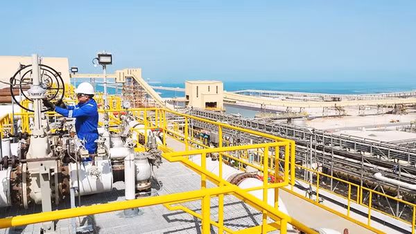 Công nhân làm việc tại một cơ sở lọc dầu tại UAE. Ảnh: PETROFAC