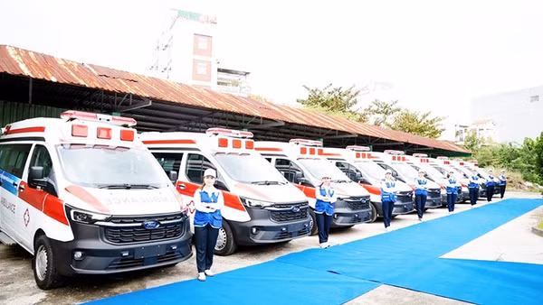 Bàn giao xe cấp cứu và trang thiết bị y tế do Tập đoàn Vingroup tài trợ cho Trung tâm Cấp cứu thành phố Đà Nẵng. 