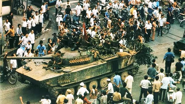  Nhân dân chào đón quân giải phóng tiến vào Sài Gòn. Ảnh tư liệu