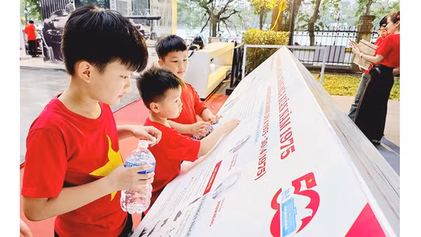 Sản phẩm truyền thông thu hút nhiều em nhỏ. Ảnh: NGUYỆT ANH