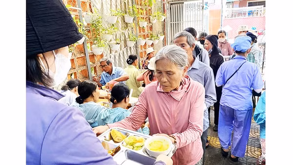 Những quán cơm thiện nguyện là điểm tựa cho người yếu thế.