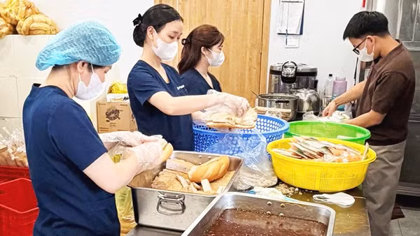 Chuẩn bị bữa ăn trước khi mang tới bệnh viện.