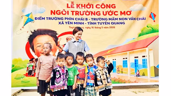 Nguyễn Minh Anna chụp ảnh cùng các em học sinh tại một điểm trường. Ảnh: NVCC