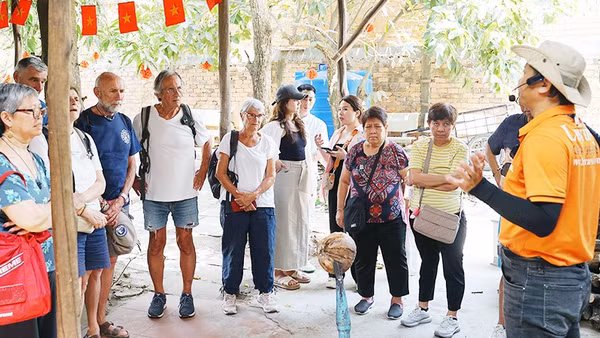 Du khách tham quan các làng nghề truyền thống tại Đồng bằng sông Cửu Long. Ảnh: NGUYỆT ANH