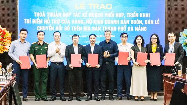 Đại diện các đơn vị đồng hành nhận quyết định triển khai chương trình.