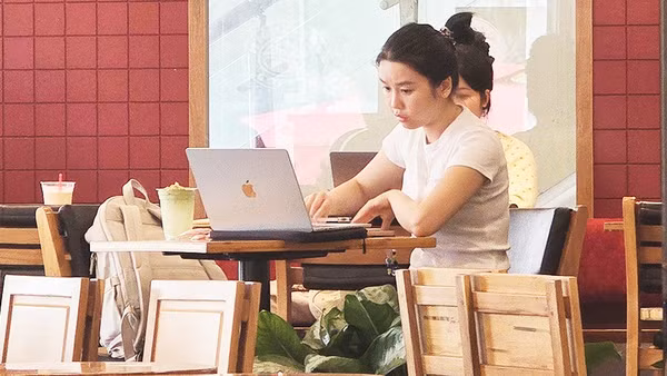 Chỉ với một chiếc máy tính, kết nối internet và các nền tảng số, một cá nhân có thể làm được nhiều việc. Ảnh: SONG ANH