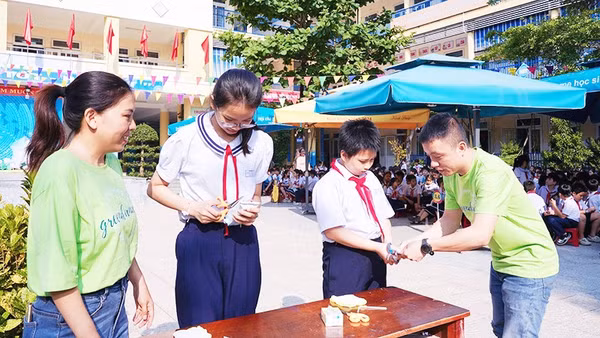 Cô và trò cùng thu gom, vệ sinh vỏ hộp sữa sau khi sử dụng.