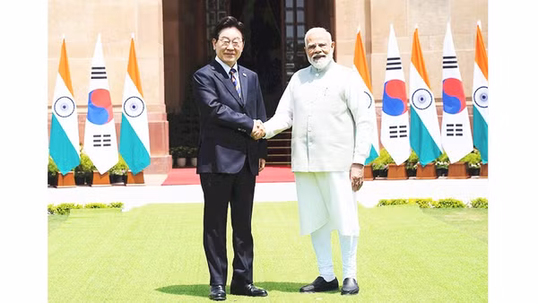 Hai nhà lãnh đạo Hàn Quốc (bên trái) và Ấn Độ cam kết thúc đẩy mạnh hợp tác. Ảnh: THE KOREA TIMES