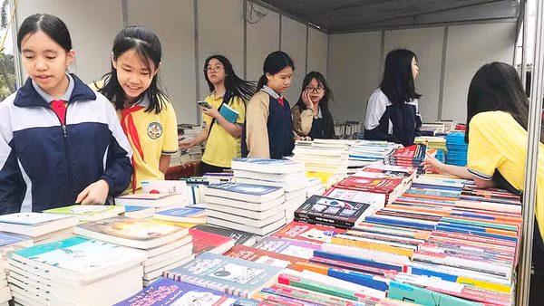 Cần giữ cho bạn đọc tiếp cận các nguồn sách, được sáng tác một cách trung thực, viết nên từ trái tim, cảm xúc con người. Ảnh: HOÀNG HOA