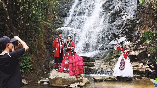 Việc nhiều du khách sử dụng trang phục khác với bản địa dễ gây lệch nhận diện bản sắc văn hóa địa phương.