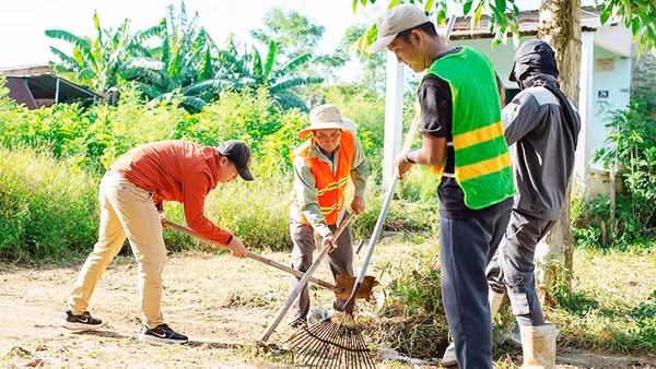 Nhóm anh Đinh Văn Tú dọn dẹp ngôi nhà ở xã Gò Nổi, TP Đà Nẵng.