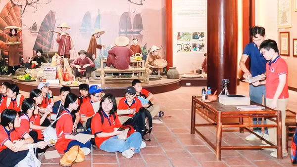 Học sinh Trường Pascal trải nghiệm làm tranh Đông Hồ tại Trung tâm bảo tồn tranh Đông Hồ, Bắc Ninh.