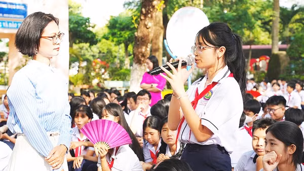 Nhà văn, nhà báo Phương Huyền trong một chương trình giao lưu về sách với học sinh. Ảnh: NVCC