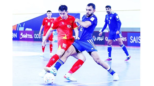 Pha bóng trong trận tuyển futsal Việt Nam gặp Kuwait.