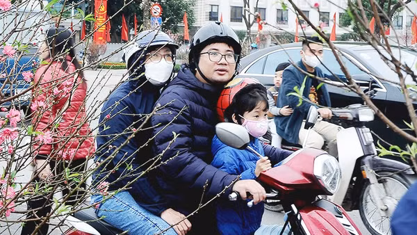 Phố đông. Ảnh: NAM NGUYỄN