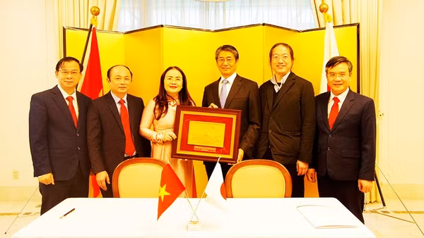 Đại diện Sở Giáo dục và Đào tạo Quảng Trị trao tặng quà lưu niệm tới Đại sứ Ito Naoki.