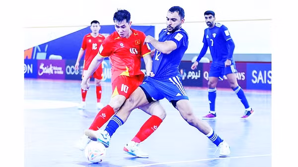 Pha bóng trong trận tuyển futsal Việt Nam gặp Kuwait.