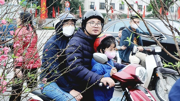 Phố đông. Ảnh: NAM NGUYỄN