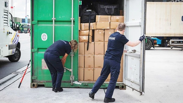 Cảnh sát kiểm tra một container nghi chứa ma túy tại cảng Antwerp. Ảnh: GETTYIMAGES