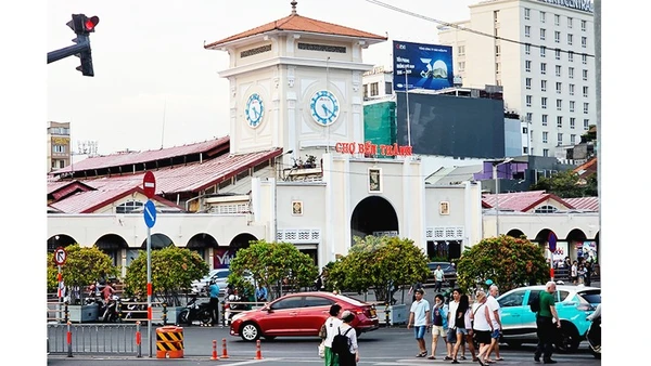 Du khách tham quan các tuyến phố tại Thành phố Hồ Chí Minh. Ảnh: NAM HẢI