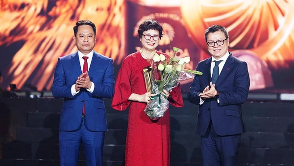 Nhà báo Lê Quốc Minh, Ủy viên Trung ương Đảng, Tổng Biên tập Báo Nhân Dân, Phó Trưởng ban Tuyên giáo và Dân vận Trung ương, Chủ tịch Hội Nhà báo Việt Nam và ông Trương Thành Trung, Tổng Biên tập Báo Đại đoàn kết công bố giải thưởng hạng mục "Tinh hoa cống hiến". Ảnh: BTC cung cấp