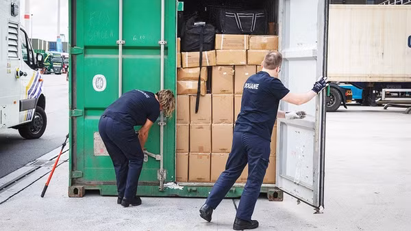 Cảnh sát kiểm tra một container nghi chứa ma túy tại cảng Antwerp. Ảnh: GETTYIMAGES