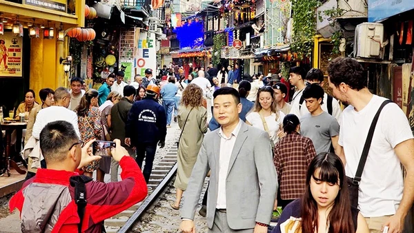 Cà-phê đường tàu đã là nơi quen thuộc với nhiều du khách nước ngoài khi đến Hà Nội. Ảnh: HẢI ANH