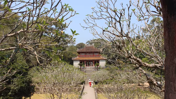 Khung cảnh lăng Vua Minh Mạng. 