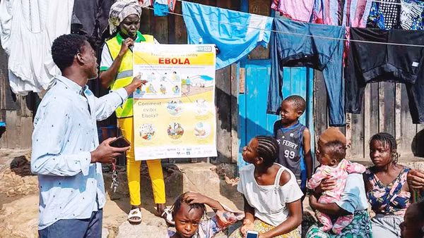 Giới chức CHDC Congo tuyên truyền phòng, chống dịch Ebola tới người dân. Ảnh: GETTYIMAGES