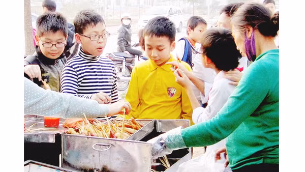 Nhiều món ăn vỉa hè tiềm ẩn nguy cơ mất an toàn vệ sinh thực phẩm. Ảnh: HẢI NAM