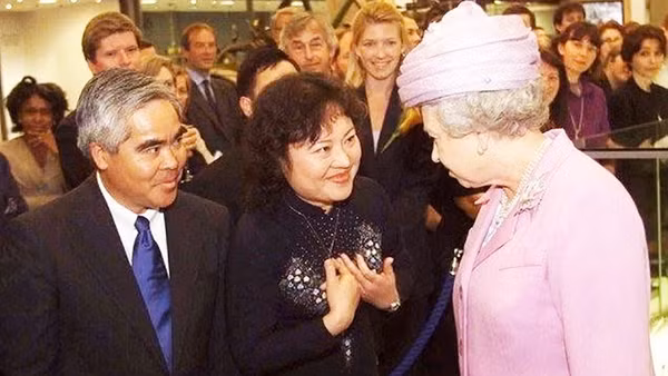 Ông Nick Út và bà Phan Thị Kim Phúc (em bé Napalm) tiếp kiến Nữ hoàng Anh Elizabeth II.