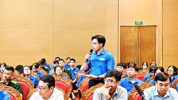 Phó Chủ tịch Hội Sinh viên Trường đại học Quy Nhơn Nguyễn Quốc Thịnh nêu đề xuất tại hội nghị.