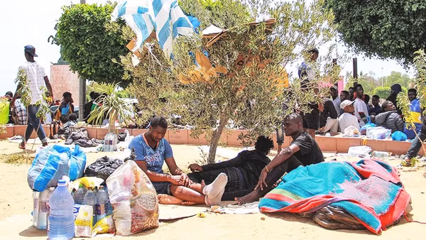 Người dân tránh nóng tại một địa điểm có cây xanh ở Kenya. Ảnh: BLOOMBERG