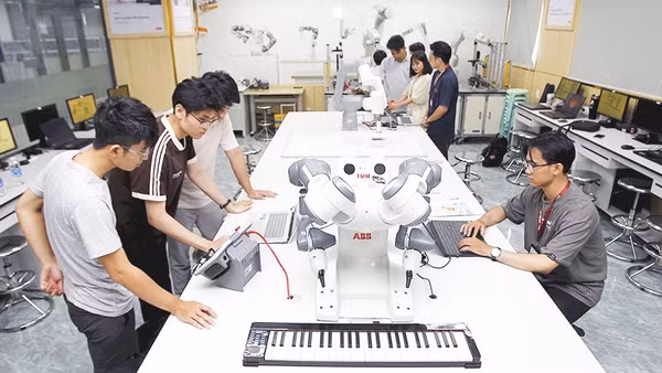 Phòng thí nghiệm Robotics tại Trường đại học Công nghiệp Thành phố Hồ Chí Minh. 