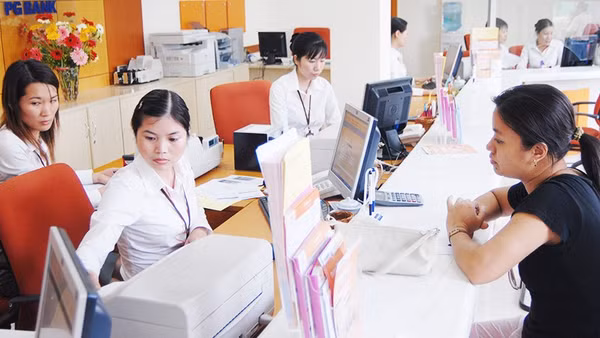 Không được kèm sản phẩm bảo hiểm không bắt buộc với việc cung ứng sản phẩm, dịch vụ ngân hàng dưới mọi hình thức. Ảnh: NGUYỆT ANH