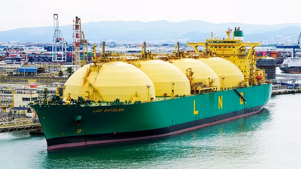 Một tàu chở LNG từ Qatar cập cảng châu Âu. Ảnh: SHUTTERSTOCK 